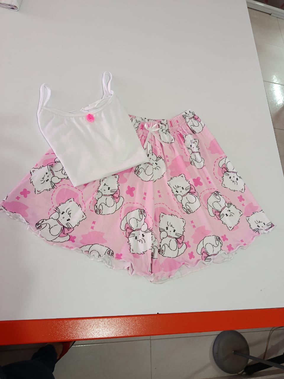 Pijama rosada con estampado de gatitos