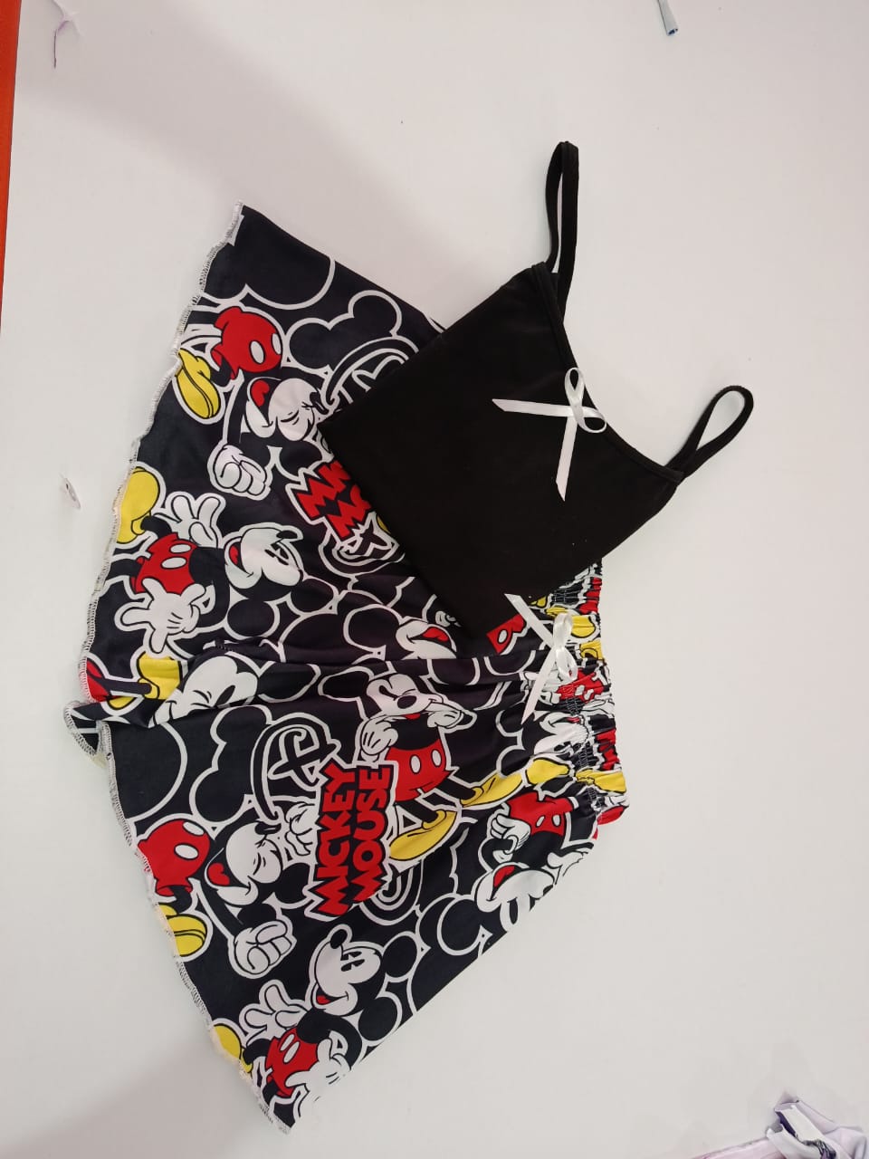 Pijama adulta de top negro y short estampado