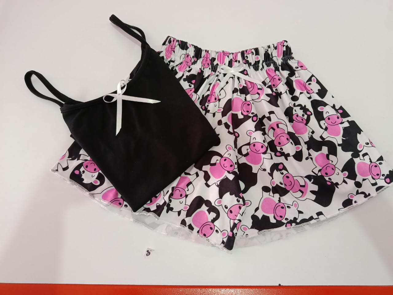 Pijama con short estampado y top negro